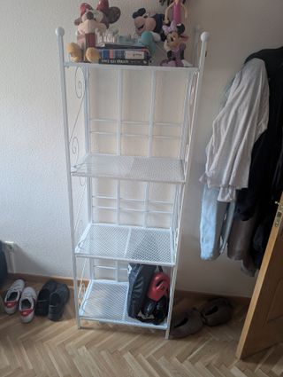 Estantería blanca de metal