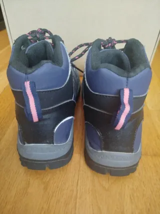 Botas de montaña azules y rosas