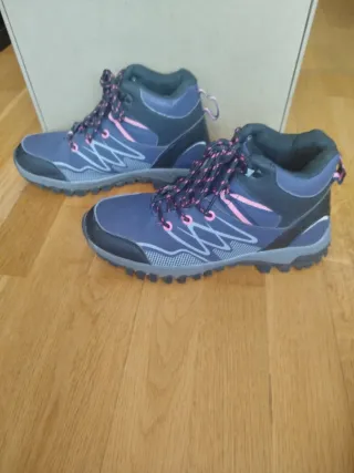 Botas de montaña azules y rosas