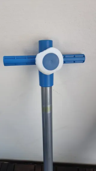 Sombrilla de playa azul y blanca