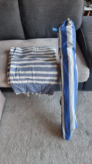 Sombrilla de playa azul y blanca