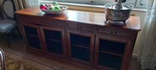 Aparador de madera con puertas enrejadas