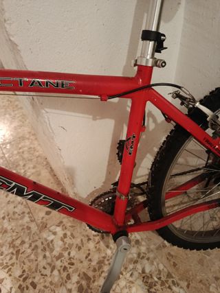 Bicicleta de Montaña Roja y Negra