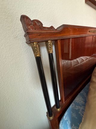 Cama de madera y metal sin colchón