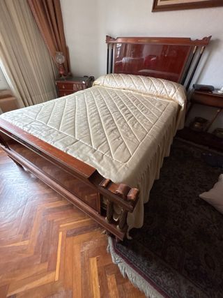Cama de madera y metal sin colchón