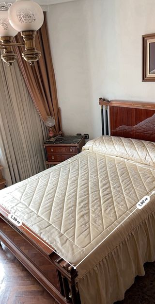Cama de madera y metal sin colchón