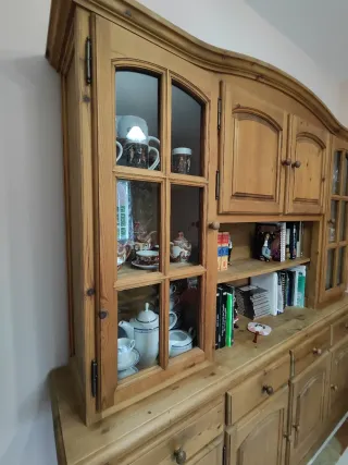 Mueble de madera con vitrinas