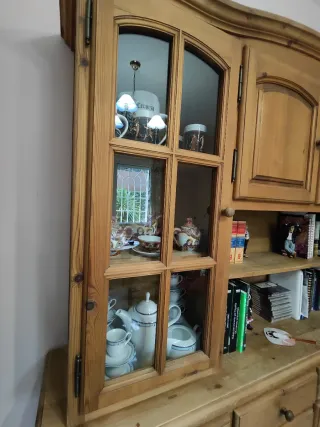 Mueble de madera con vitrinas