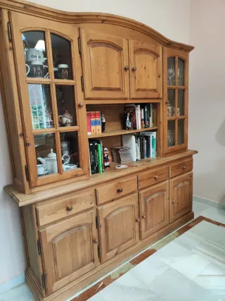 Mueble de madera con vitrinas
