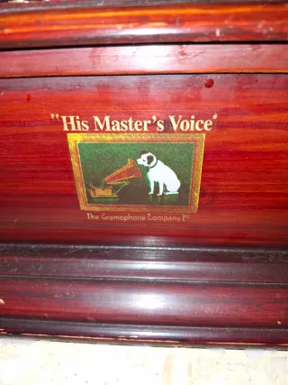 Gramófono antiguo de bocina