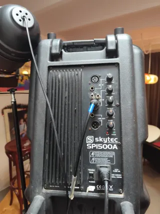 Altavoces con soportes y cables