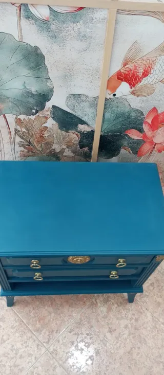 Mesita de noche azul con detalles dorados