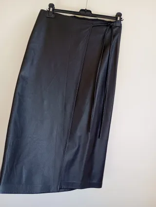 Falda polipiel Stradivarius negra