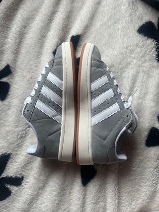 Adidas grises rayas blancas talla 38