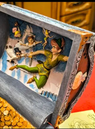 FIGURA DISNEY "COFRE DEL TESORO DE PETER PAN".