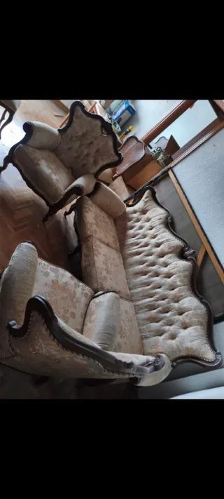 Sofá antiguo de tela y madera