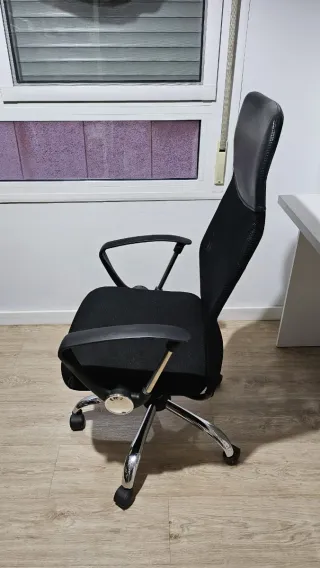 Sillón de oficina giratorio negro