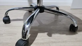 Sillón de oficina giratorio negro