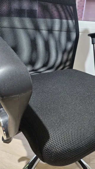 Sillón de oficina giratorio negro