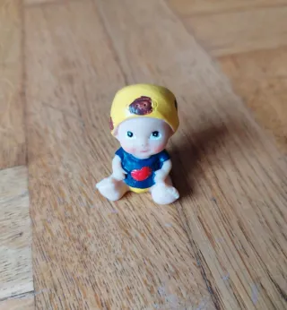 Figura bebé pelón Pablo Alborán,corazón rojo