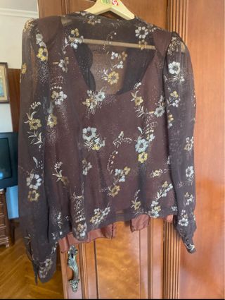 Camisa de fiesta floral marrón