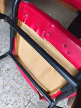 Sillas antiguas rojas y negras