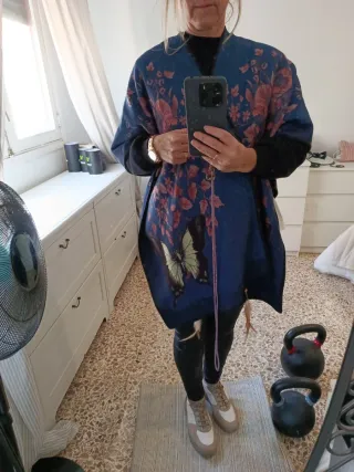 Poncho capa estampado mariposas y flores