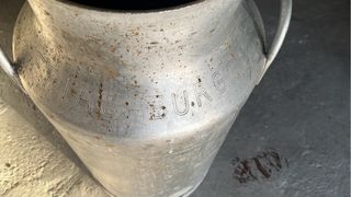 Lechera de aluminio 40 litros y otra de hierro.