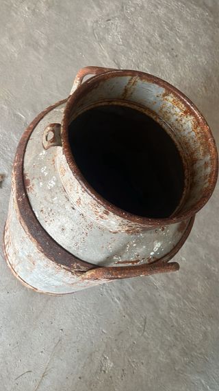 Lechera de aluminio 40 litros y otra de hierro.