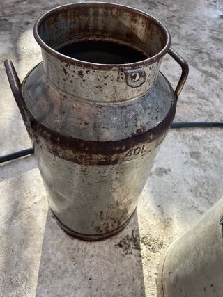 Lechera de aluminio 40 litros y otra de hierro.