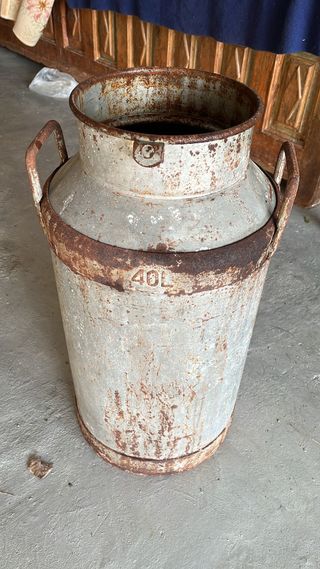 Lechera de aluminio 40 litros y otra de hierro.