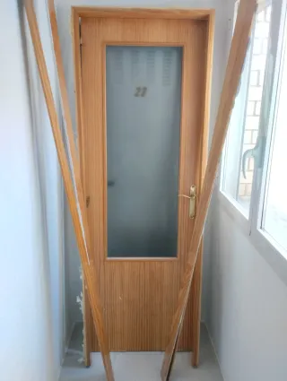 Puerta madera con vidriera 72,5. Con marco.
