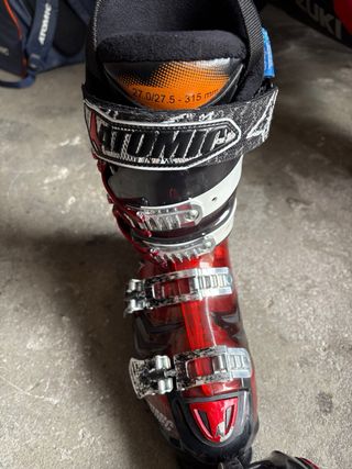 Botas de esquí Atomic rojas y negras