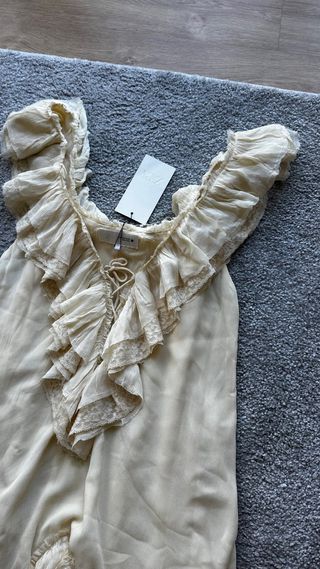 Vestido voltanes Zara