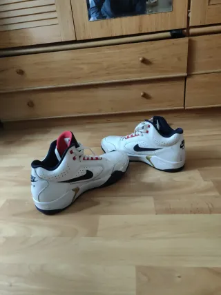 Zapatillas Nike Air Blancas y Doradas