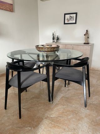 Mesa Comedor Cristal Redonda con sillas negras