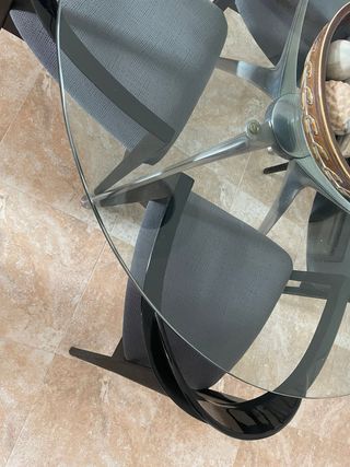 Mesa Comedor Cristal Redonda con sillas negras