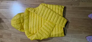 Abrigo amarillo con capucha