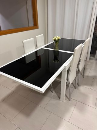Mesa comedor + 8 sillas blancas y negras