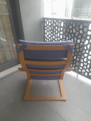 Sillón IKEA azul y madera