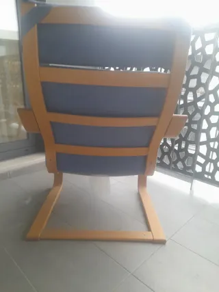 Sillón IKEA azul y madera