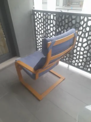 Sillón IKEA azul y madera