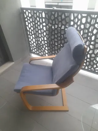 Sillón IKEA azul y madera