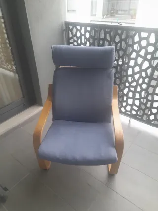 Sillón IKEA azul y madera