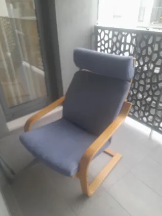 Sillón IKEA azul y madera