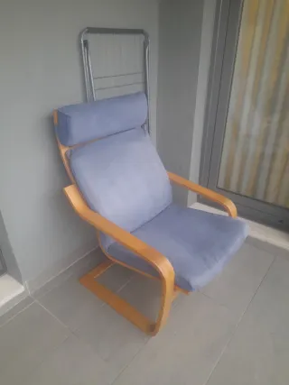 Sillón IKEA azul y madera