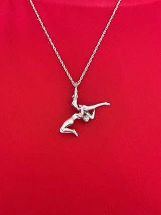 Cadena plata con colgante posturas enamorados