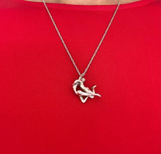 Cadena plata con colgante posturas enamorados