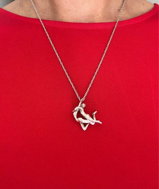 Cadena plata con colgante posturas enamorados