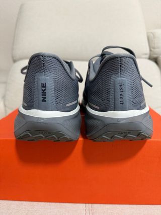 Nike Pegasus 41 NBY Talla 44 Gris Blanco